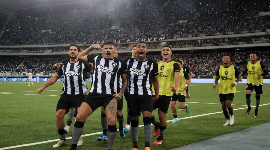 Com dois de Tiquinho, Botafogo vence o Corinthians e reassume a ponta do Brasileiro 1