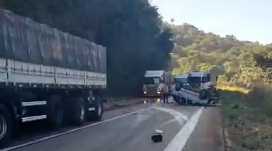 Colisão envolvendo três carretas e uma caminhonete na Serra de São Vicente deixa um caminhoneiro morto 1