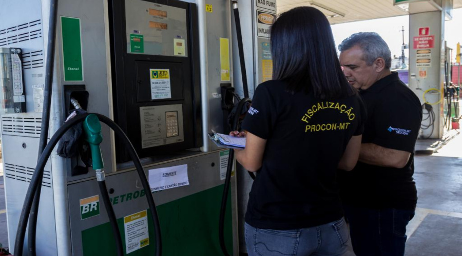 Procon-MT fiscaliza redução de preço dos combustíveis no Estado 1