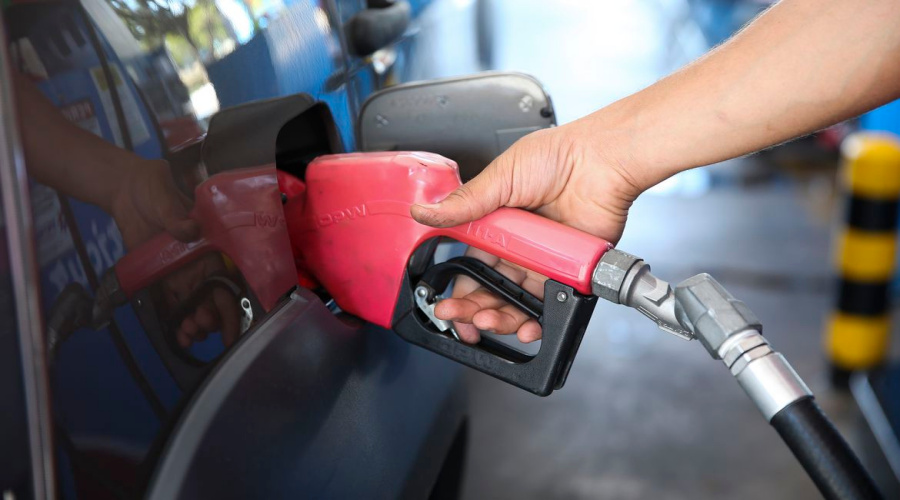 Em um ano preço da gasolina acumula queda e ja chega a 25% 1