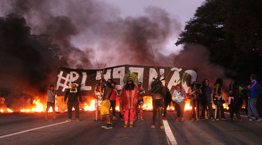 Indiginas bloqueiam rodovia em SP e PM desbloqueia usando bombas de gás contra os manifestantes 1