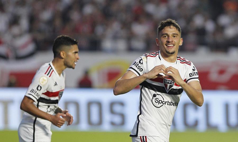 São Paulo faz 2 a 0 no Internacional e sobe para o G4 do Brasileirão 1