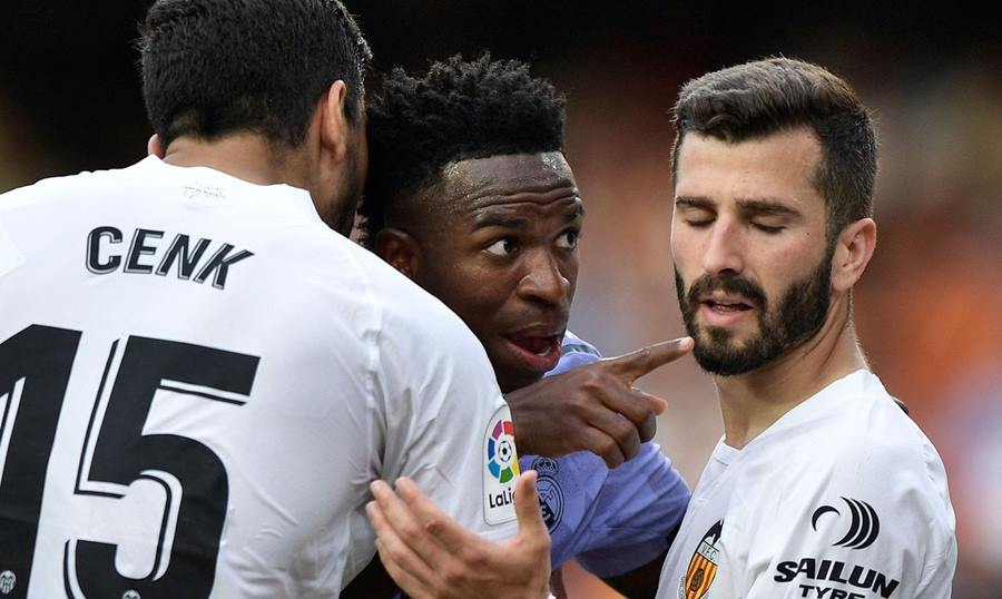 Em derrota do Real Madrid, Vini Jr sofre racismo novamente 1