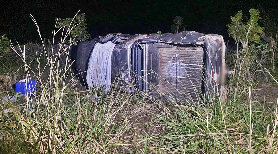 Caminhonete capota, motorista morre e esposa fica ferida em estrada na região de São Lourenço de Fatima 1