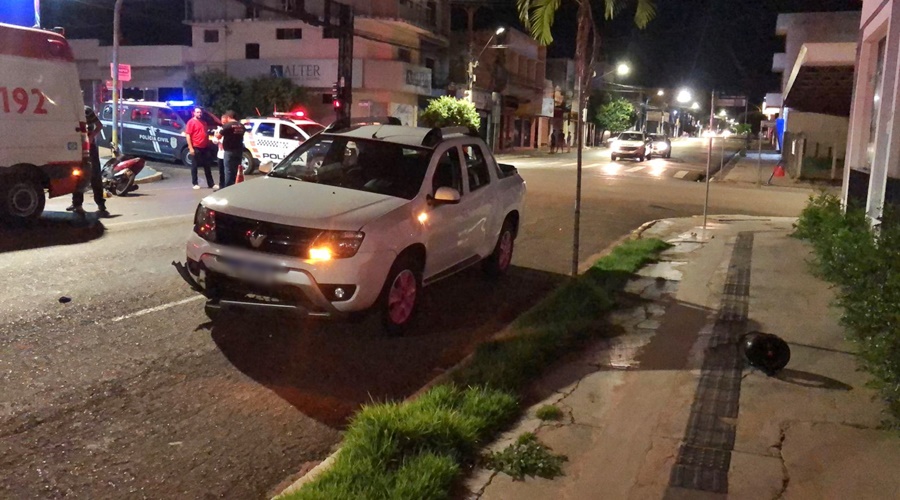 Jovem é socorrida para o Hospital Regional após colisão entre moto e caminhonete no centro de Rondonópolis 1