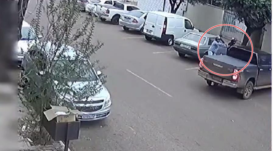 Ladrões abordam cidadão no momento que ele estacionava no bairro Vila Aurora e levam caminhonete Hilux 1