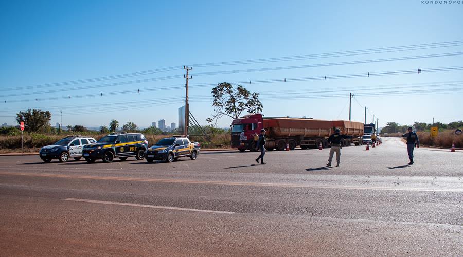 Setrat faz parceria com PRF, PM e GASP para orientar motoristas de caminhões que circulam pela W11 1