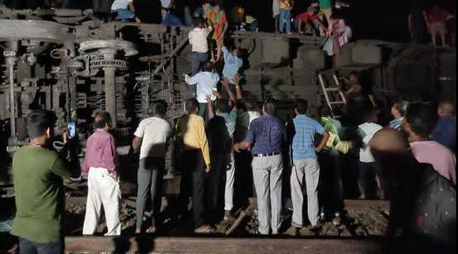 Acidente de trem na Índia deixa centenas de feridos e dezenas de mortes 1