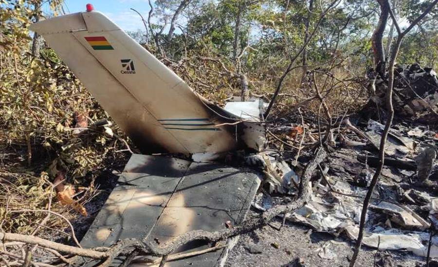 Avião com bandeira Boliviana transportando armamento antiaéreo cai em solo mato-grossense e piloto morre carbonizado 1