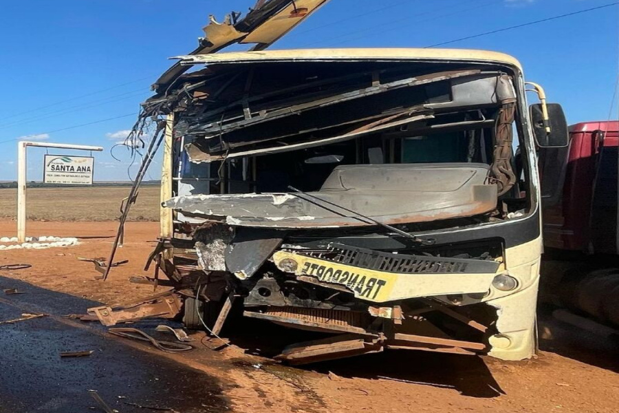 Colisão entre carreta e ônibus escolar deixa quatro feridos no interior de MT 1