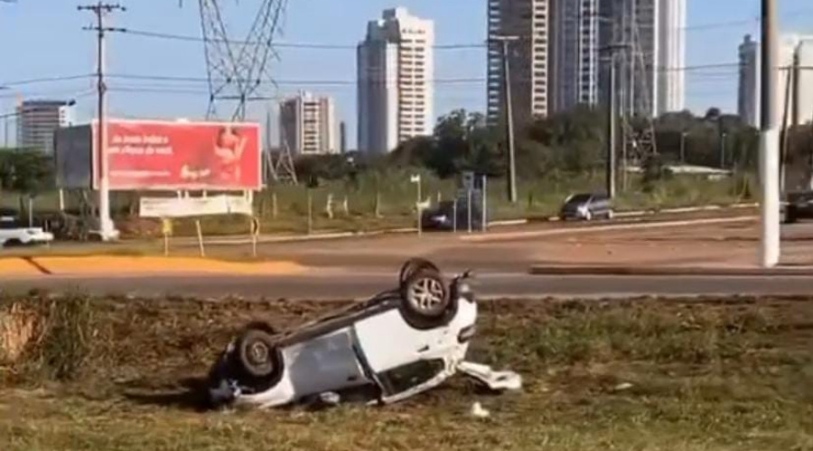 Carro capota na avenida dos Estudantes e não há informações sobre os ocupantes 1