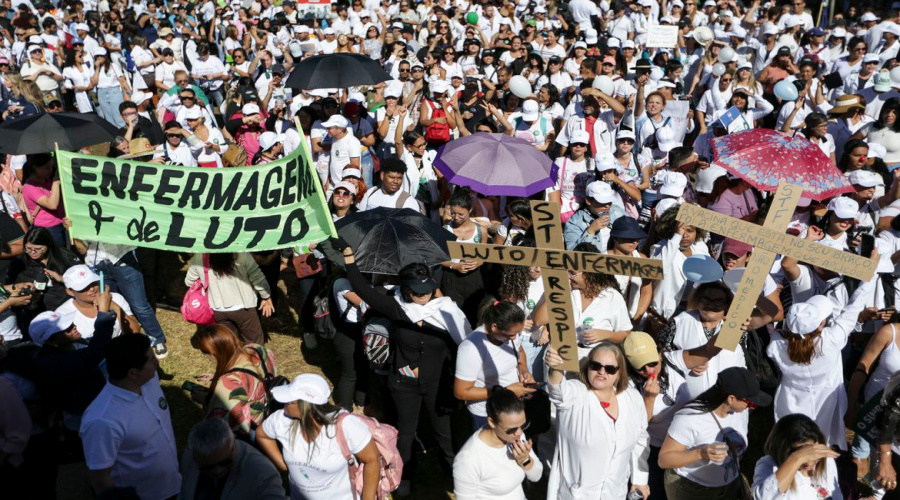 Enfermeiros protestam na Esplanada por pagamento do piso salarial 1