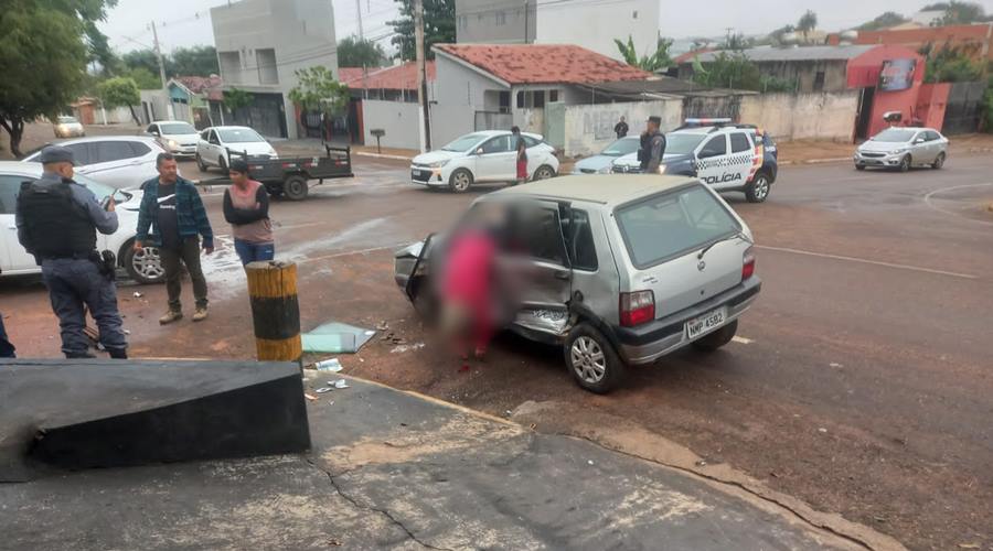 Idosa é socorrida em estado grave ao Hospital Regional após colisão entre carros no centro de Rondonópolis 1