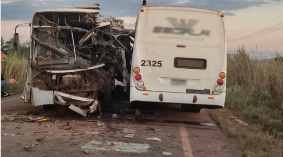 Colisão frontal entre ônibus causa a morte de 4 trabalhadores e deixa cerca de 10 feridos 1