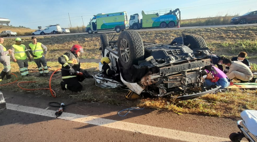 Uma pessoa morreu e outras duas ficaram feridas após Hillux capotar na BR 364 em Jaciara 1