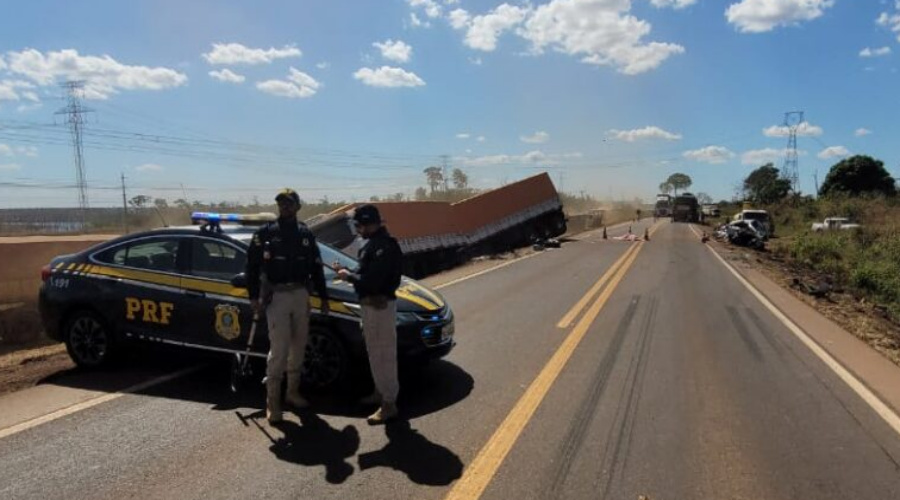 Colisão frontal entre S10 e carreta deixa três mortos e dois feridos na BR-163 em MT 1