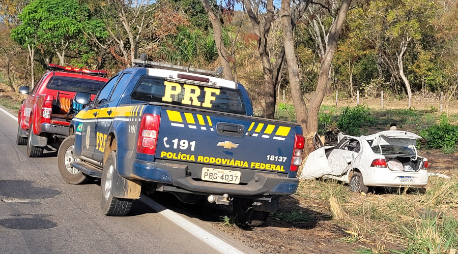 Colisão carro em árvore na BR-364 próximo a Serra da Petrovina deixa três pessoas mortas 1