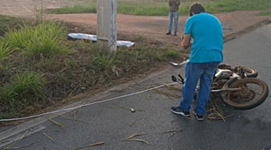 Homem de 27 anos morre após moto que ele conduzia bater em poste em avenida da capital 1