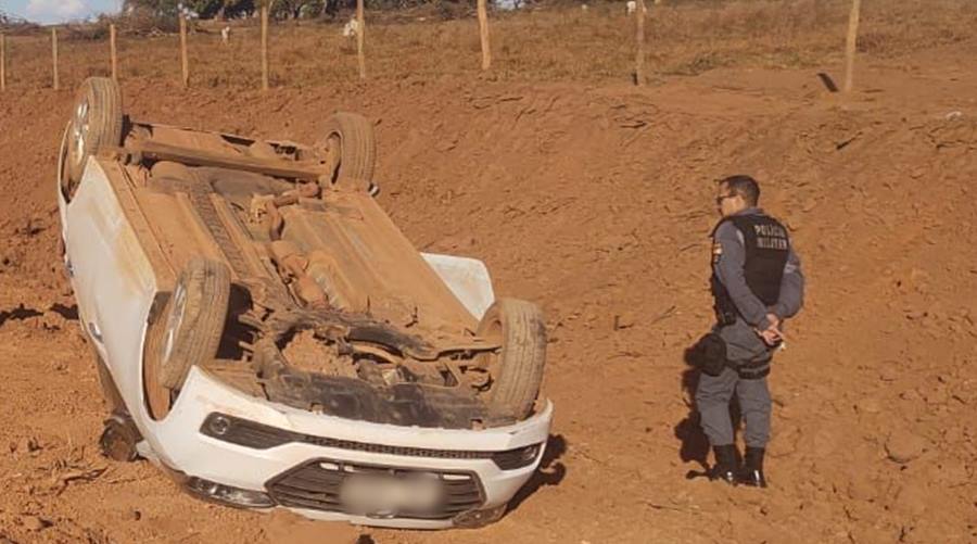 Ocupantes de automóvel ficam feridos após capotamento em região rural de Juscimeira 1