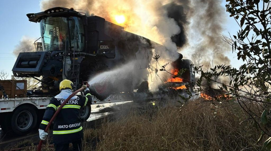 Corpo de Bombeiros Militar combate incêndio em carreta que transportava colheitadeira 1