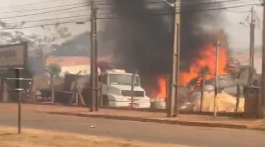 Incêndio de grandes proporções atinge empresa em Rondonópolis e deixa veículos destruídos 1