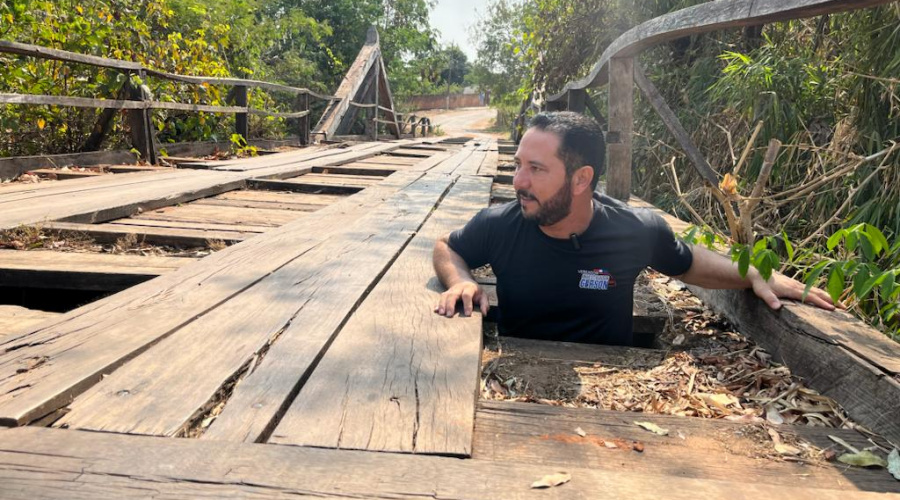 A ponte está sucumbindo, madeiras podres, buracos e estrutura comprometida, constatou vereador Investigador Gerson 1