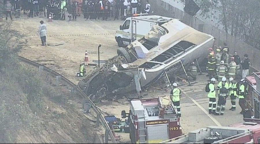 Ônibus com torcedores do Corinthians tomba e deixa pelo menos 7 mortos em MG 1