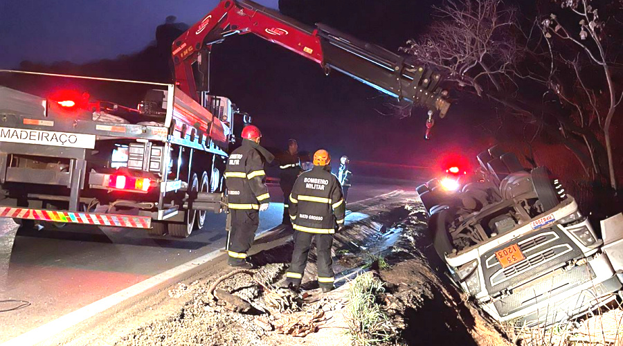 Caminhoneiro morre após carreta carregada de gasolina tombar na Serra da Petrovina 1