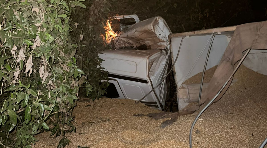 Motorista erra caminho e ao tentar fazer contorno tomba carreta carregada de milho em Rondonópolis 1