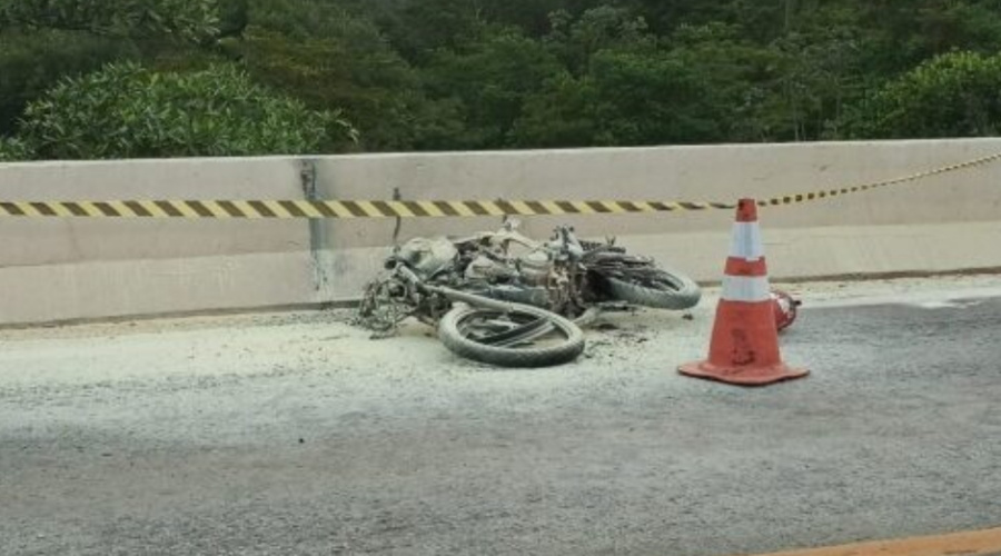 Motociclista morre após moto que ele conduzia bater em carreta e pegar fogo na BR 163 1