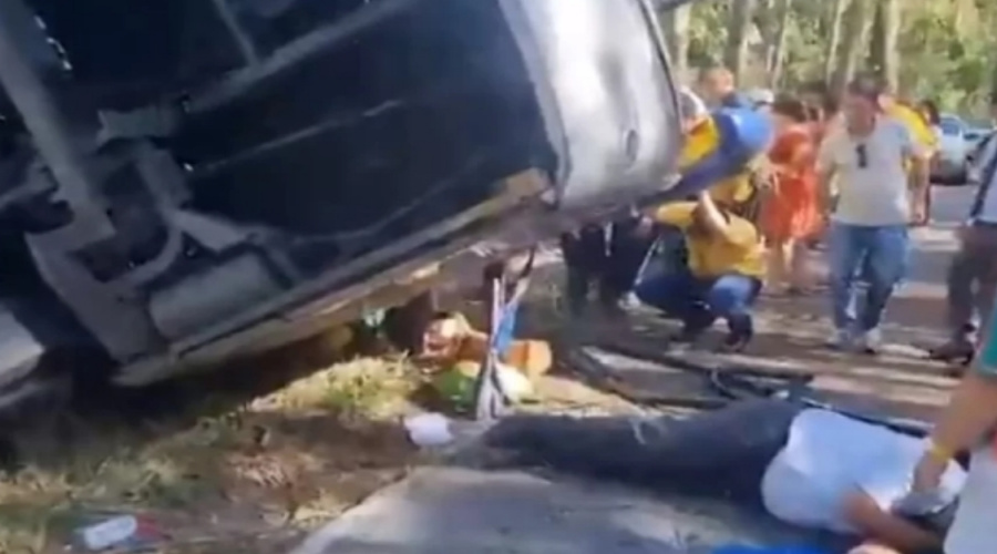 Ônibus fretado capota, deixa um morto e dezenas de feridos na zona sul de São Paulo 1