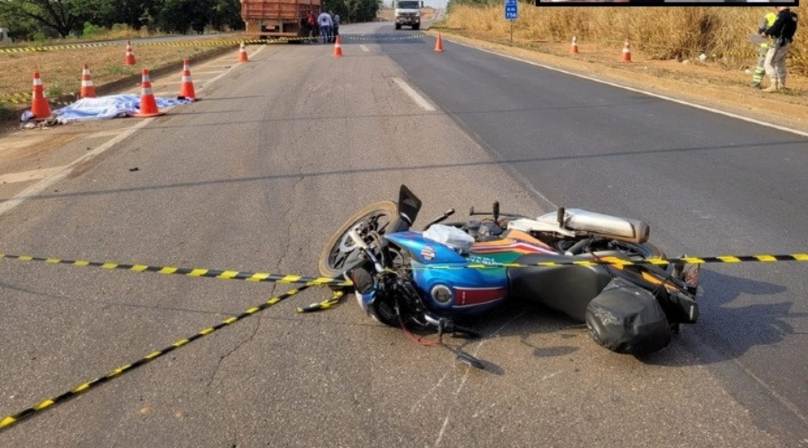 Motociclista para na BR 163, tenta registrar acidente e morre ao ser atropelado por carreta 1