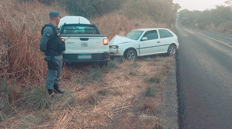 Condutora foge após acidente e ao ser presa pela PM confessa que carro que ela conduzia era produto de furto 1