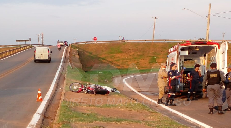 Imagem de câmera de segurança mostra momento que motociclista morre ao bater em meio fio na manhã de sábado em Rondonópolis 1