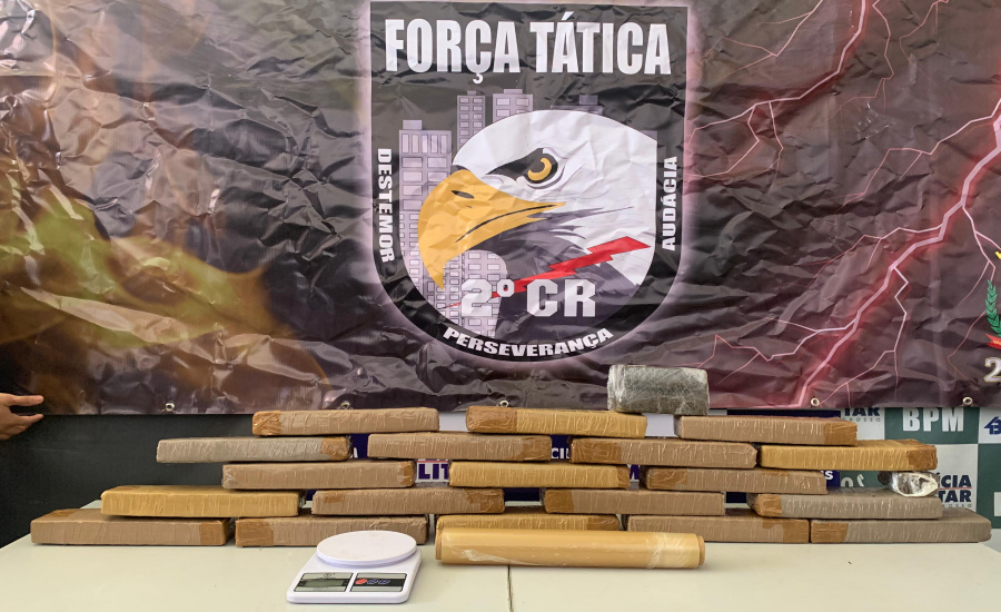 Jovem é presa em flagrante pela Polícia Militar com 21 tabletes de maconha 1