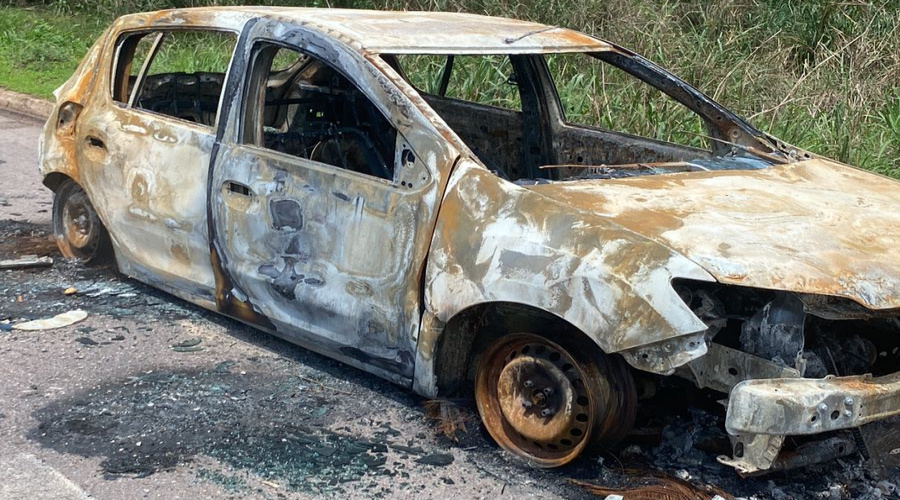 Renault Sandero utilizado em execução enfrente ao Ciretran é encontrado carbonizado as margem do Anel Viário 1