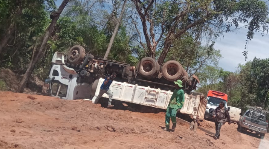 Caminhão caçamba que transportava aterro na Rodovia do Peixe tomba e três pessoas ficam feridas 1