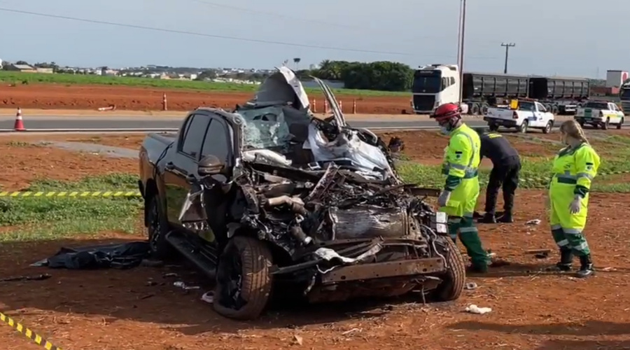 Colisão envolvendo Hilux e caminhão resulta na morte de quatro pessoas da mesma família 1