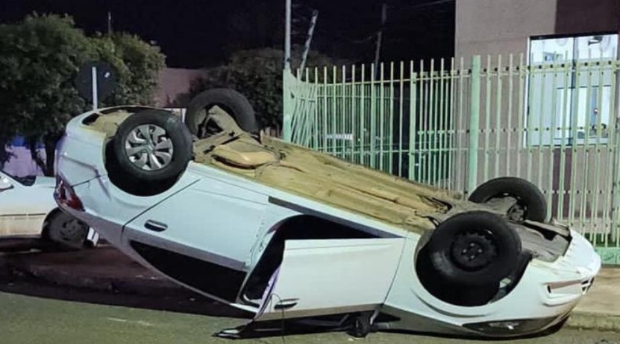 Colisão em cruzamento no Parque São Jorge causa capotamento de veículo que transportava mãe e a filha de quatro anos 1