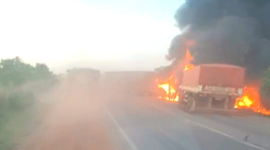 Colisão entre carretas seguida de incêndio deixa motorista morto e outras duas pessoas feridas na BR 364 1