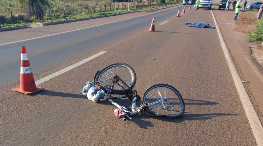 VOLTAVA DO TRABALHO/Acidente envolvendo bicicleta e caminhonete deixa idoso morto na BR 364 em Rondonópolis 1