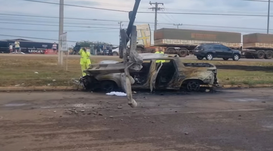 Mulher morre carbonizado após carro colidir em poste e pegar fogo; duas crianças que também estavam no veículo se salvaram 1