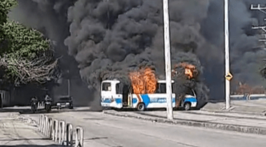 Criminosos ateiam fogo em trem na zona oeste do Rio 1