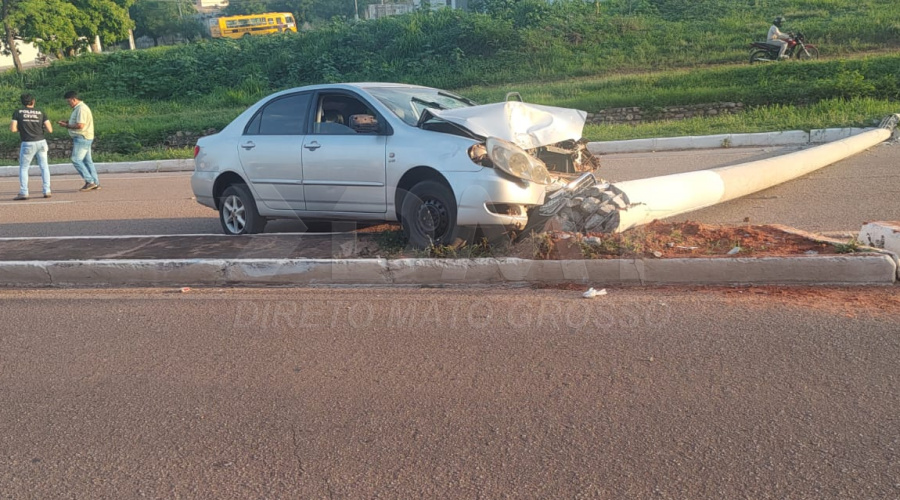 Motorista é encaminhado ao Hospital Regional após colisão carro em poste na avenida dos Estudantes 1