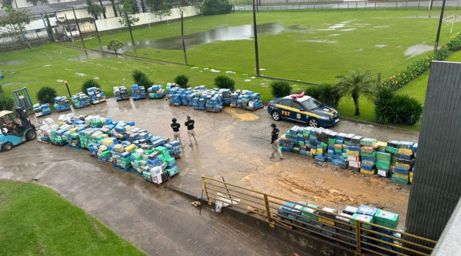 PRF apreende 25 mil kg de maconha em SC, que eram transportados em um bitrem 1