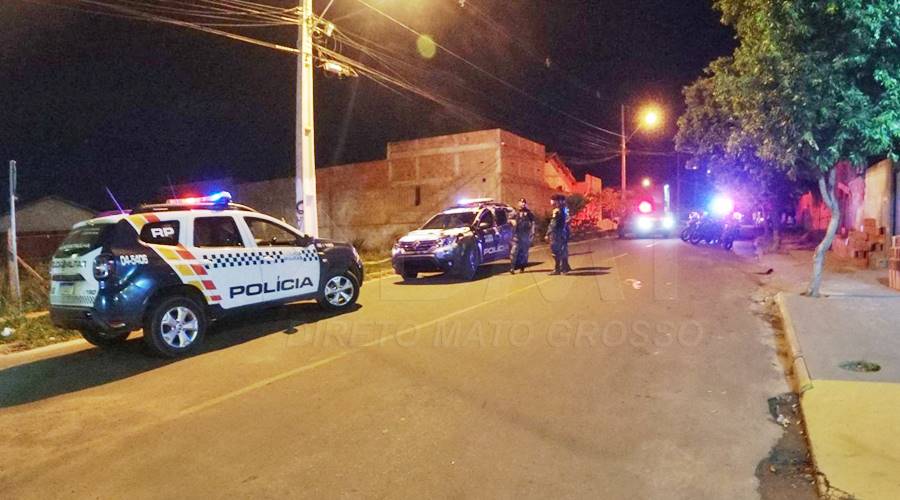 Homem é atingido com tiro pelas costas enquanto discutia com a esposa na calçada de casa 1