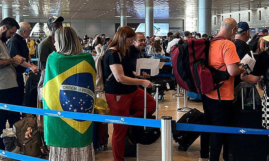 Chega a Brasília primeiro avião trazendo brasileiros de Israel 1