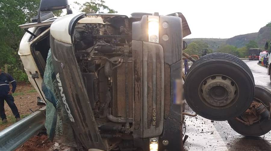 Passageiro de carreta carregada de pedras morre esmagado após o veículo tombar na MT 130 entre Rondonópolis e Poxoréo 1