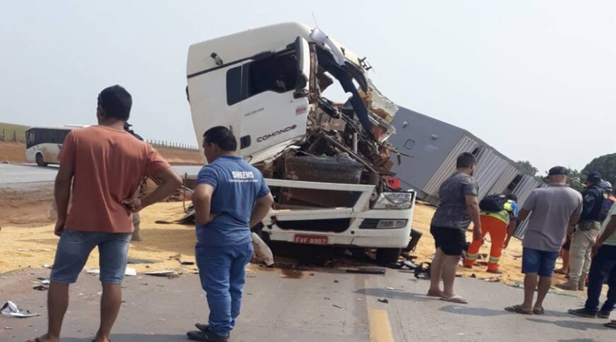 Colisão entre duas carretas na BR 163 resulta na morte de caminhoneiro 1