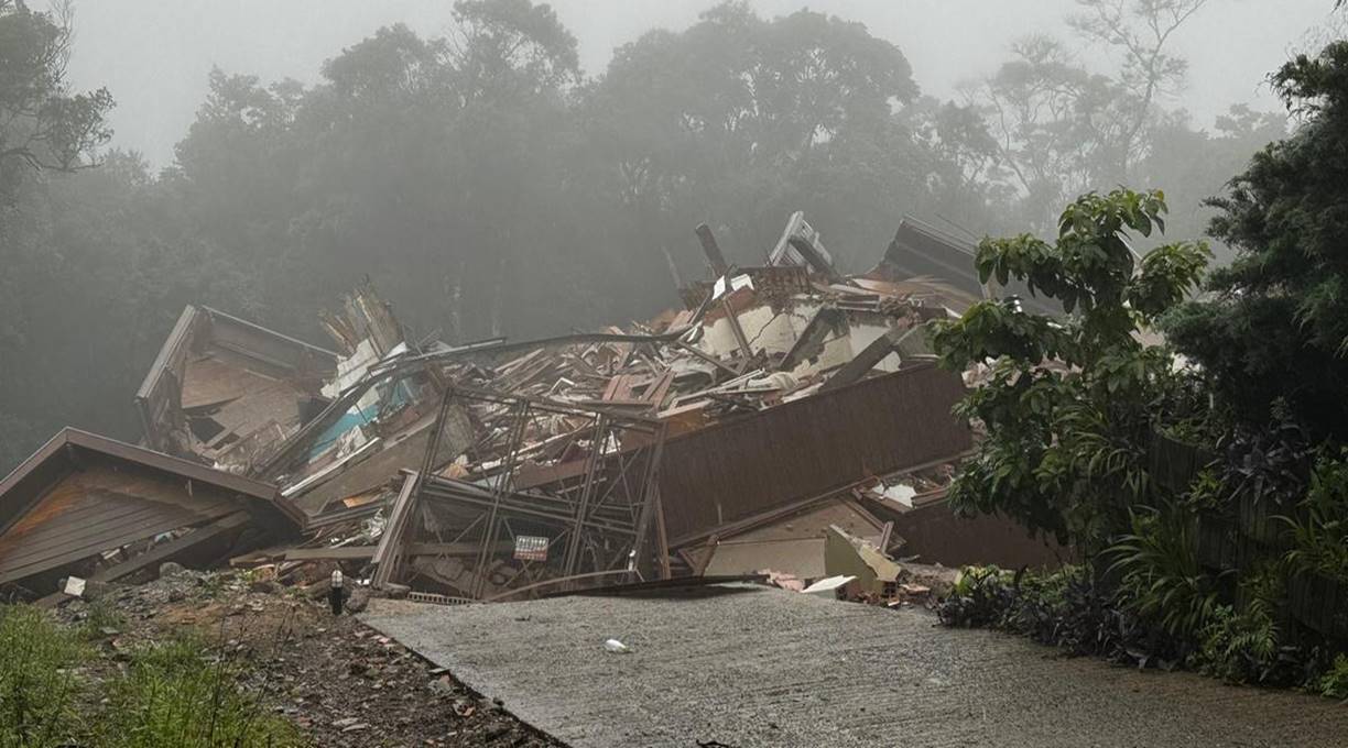 Prédio de quatro andares desaba em Gramado 1